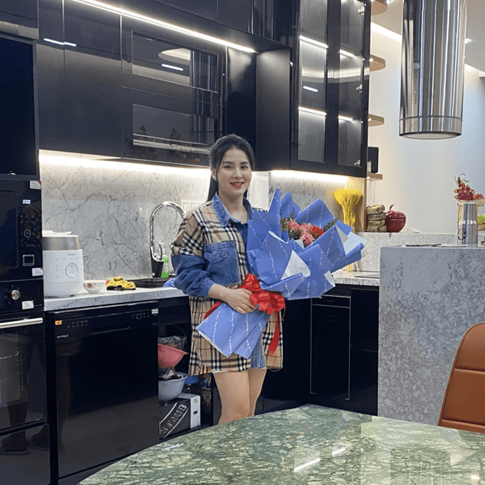 Khách hàng ôm bó hoa trong căn bếp vừa hoàn thiện