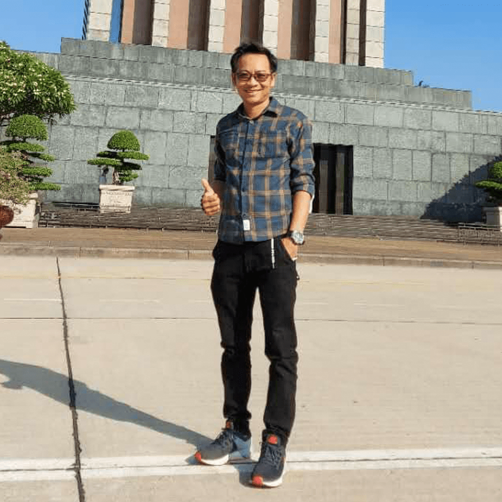 Khách hàng mỉm cười giơ ngón cái trước công trình