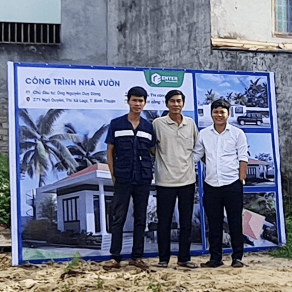 Ba người đứng trước biển công trình nhà vườn tại Lagi Bình Thuận