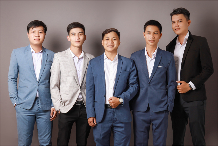 Đội ngũ Entercons mặc vest chụp ảnh tập thể