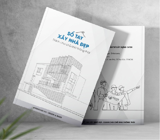 Hai cuốn Sổ tay xây nhà đẹp đặt trên mặt bàn
